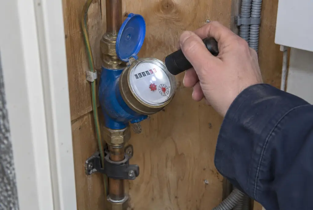 Lekdetectie Hendrik-Ido-Ambacht – watermeter in de meterkast controleren met een zaklamp